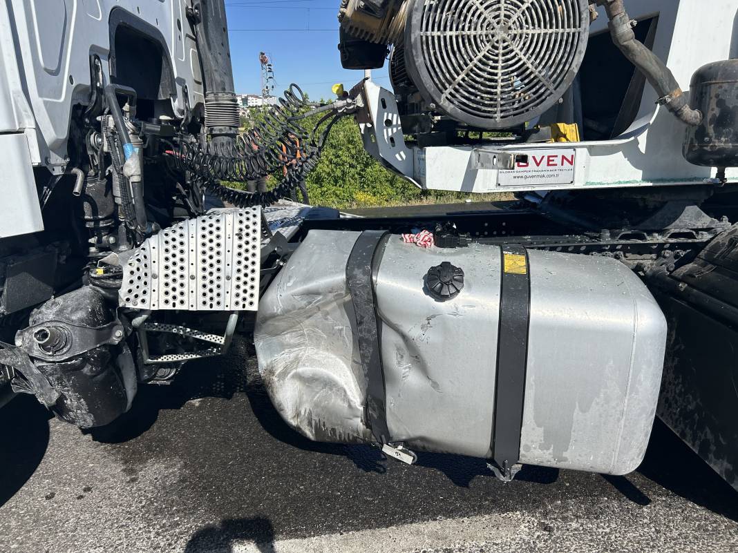 Sivas'ta korkunç trafik kazası: Yakıt yüklü tanker ile otomobil çarpıştı 1